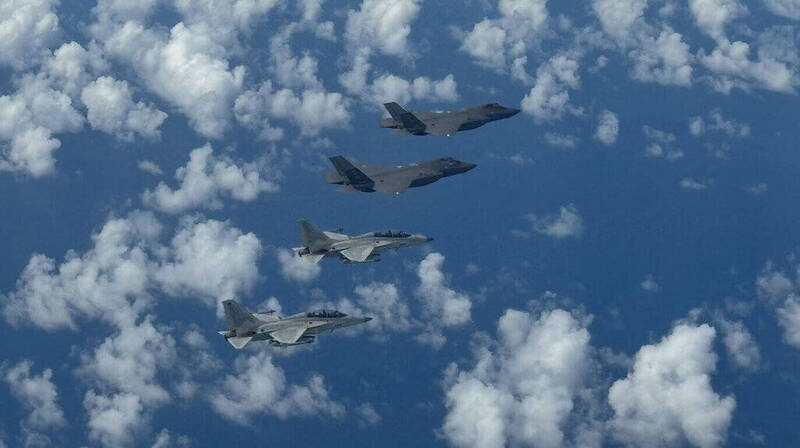 美國空軍F-35匿蹤戰機（圖上）與菲律賓空軍FA-50戰機（圖下），7日在「雷霆對抗」聯合演習期間，編隊飛越菲律賓專屬經濟區上空，展現雙方協同作戰能力。（圖：菲律賓空軍）