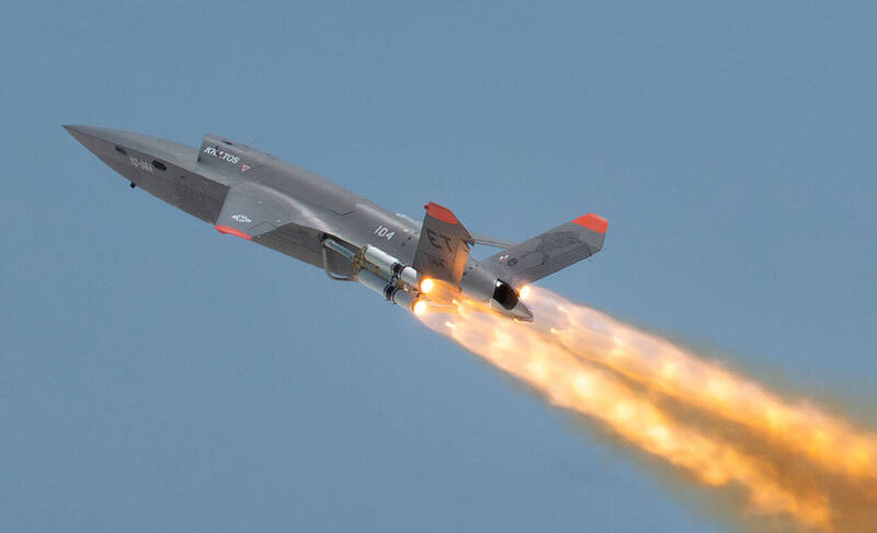 一架噴射起飛、準備進行測試的XQ-58A無人機。（美國空軍研究實驗室官網）