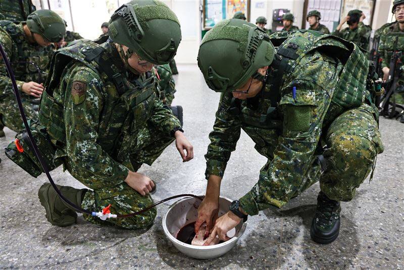 陸軍步兵206旅步1營戰支連召員練習使用戰傷止血帶進行止血。（取自青年日報）