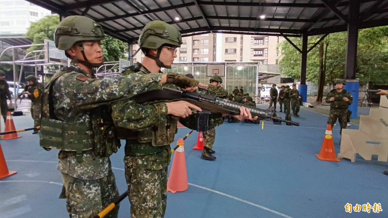 陸軍六軍團步兵206旅全旅動員教召，9日進入第5天，分別在桃園、蘆竹進行作戰訓練。（記者鄭淑婷攝）