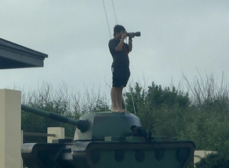 澎湖大城北模擬戰車上，民眾拍攝澎湖機場軍機起降。（民眾提供）