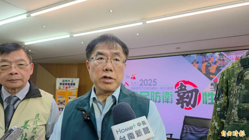 台南市長黃偉哲今日宣導「城鎮韌性（防空）演習」，籲請民眾配合，否則將依《民防法》處以新台幣3萬至15萬元罰鍰。（記者洪瑞琴攝）