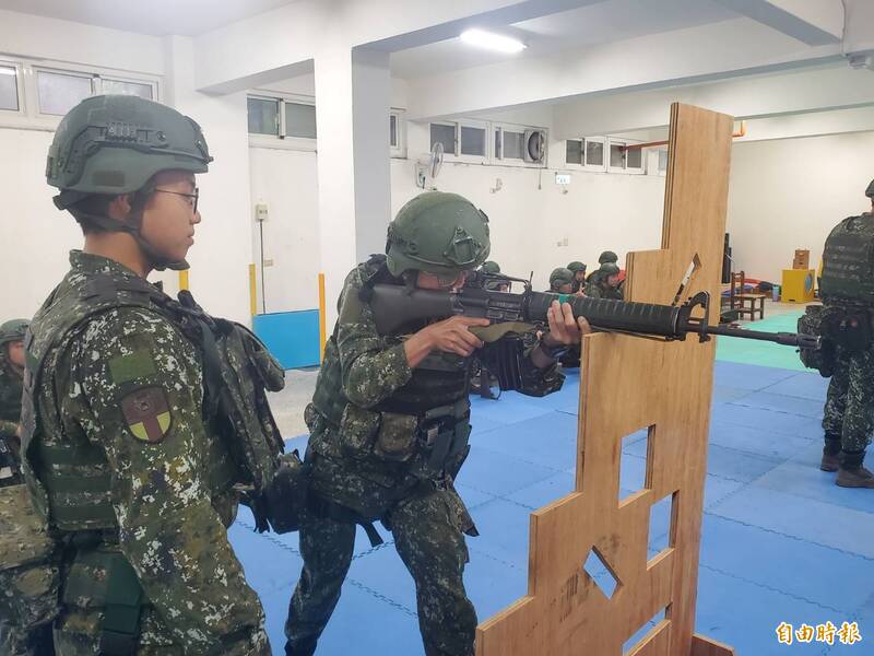 陸軍步兵302旅在「漢光41號演習」首日，進行實兵演練。（記者蔡政珉攝）