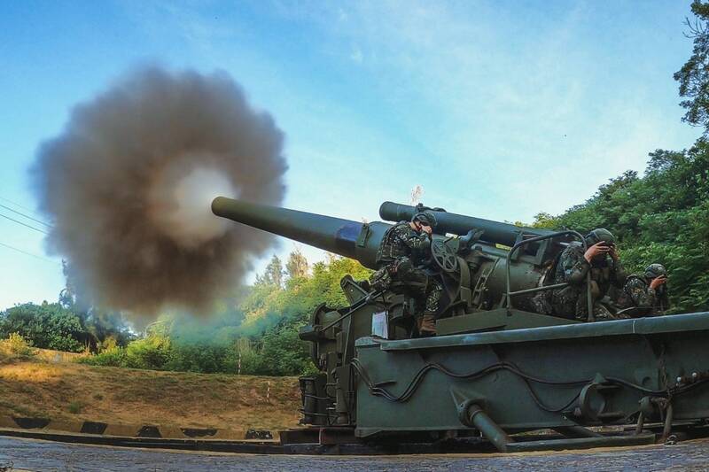 陸軍金防部官兵在去年「漢光40號」演習期間，發射240公厘榴彈砲。（資料照，金防部提供）