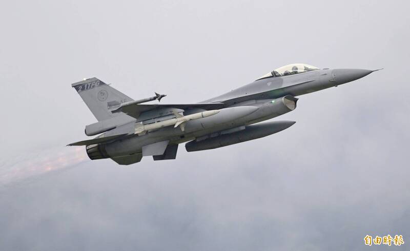 今年3月首度掛載「AGM-88B」反輻射飛彈升空的F-16V戰機，先前即是由漢翔執行「鳳展專案」完成性能提升。（本報資料照）