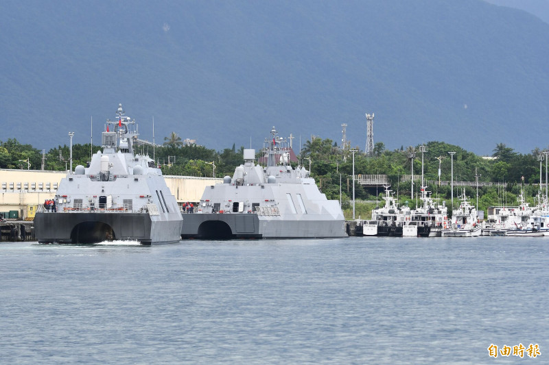 2艘沱江級巡邏艦泊靠花蓮港內進行補整，待命出港。（記者游太郎攝）