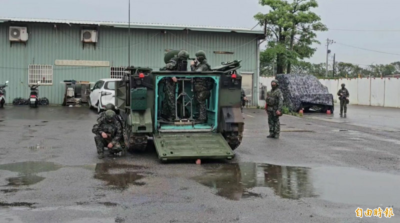 官兵操作CM22迫砲車，熟悉射擊程序。（記者周敏鴻攝）