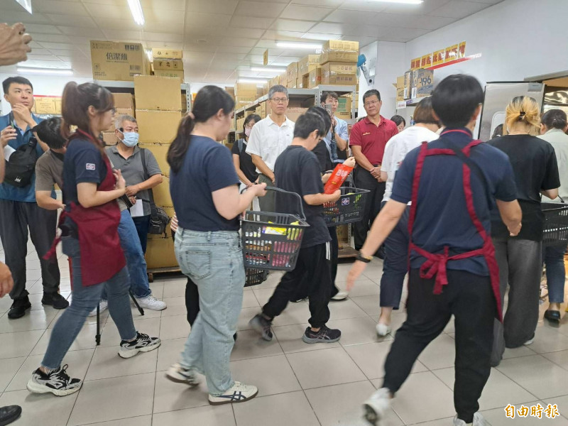 南市全聯賣場員工模擬防空疏散避難演練，緊急疏散消費者避難及警報解除引導離場。（記者蔡文居攝）