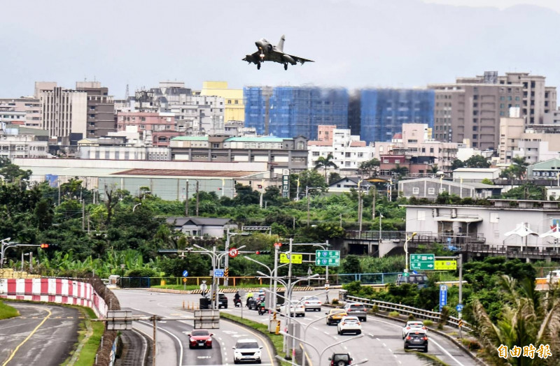 新竹基地幻象2000戰機飛越花蓮上空，抵達花蓮完成轉場任務（記者游太郎攝）