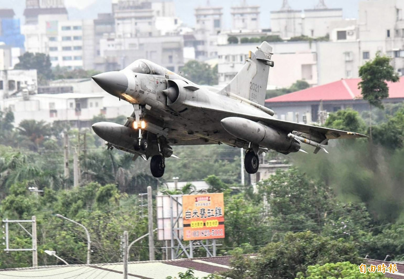 幻象戰機以空優掛載轉場至花蓮基地。（記者游太郎攝）