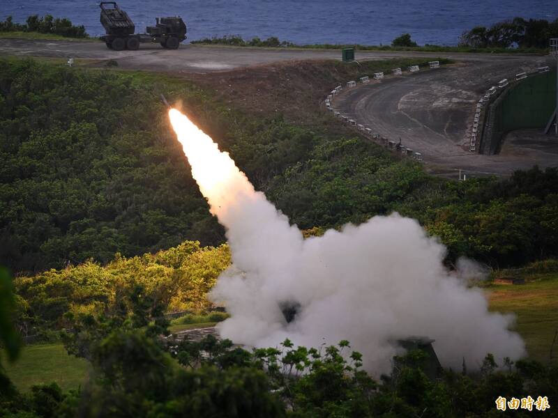 國軍海馬士多管火箭系統於5月實彈射擊。（資料照）