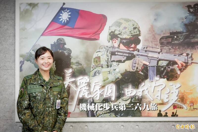 陸軍裝訓部今（10）日上午舉辦M1A2T在台首次實彈射擊訓練，並由官媒主持直播，向大眾解說訓練內容，其中，現於機步269旅擔任政戰官的吳偲語中尉，也為這次直播做足了「台版艾布蘭」的知識功課。（本報資料照，記者劉宇捷攝）