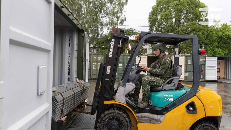 52工兵群官兵今（10）日獲知狀況下達，先行將阻材設施放置貨櫃，以利後續部署。（軍聞社提供）（軍聞社提供）