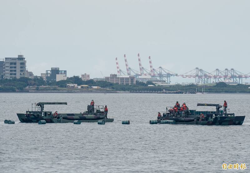 今年漢光41號演習將置重點於淡水河、北海岸與雙北反空機降等演訓，並在淡水河道進行實爆操演。圖為「漢光38號」演習預演期間，陸軍官兵操作M3浮橋車布放裝滿汽油與炸藥的串聯汽油桶。（資料照，記者涂鉅旻攝）