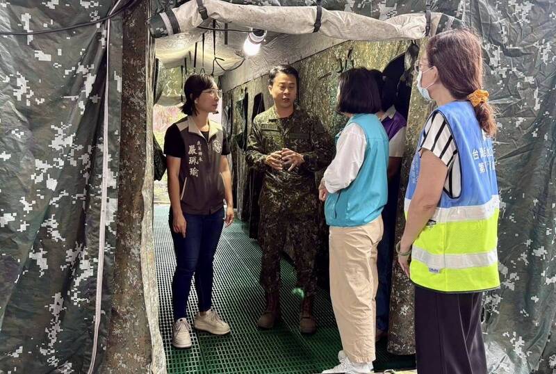 嘉義縣鹿草鄉鹿草鄉鄉長嚴珮瑜（左）檢視野戰沐浴站設置情形。一套野戰沐浴站可同時讓12人洗澡。（取自後備指揮部臉書）