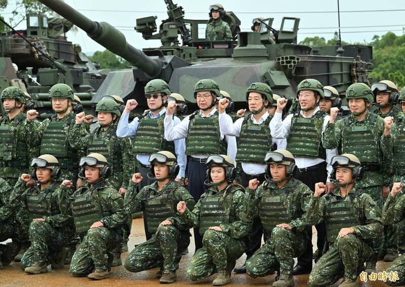總統賴清德視導「M1A2T新式戰車換裝訓練」並與官兵合影。（記者田裕華攝）