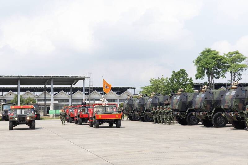 國防部長顧立雄等人今年7月4日舉行海馬士多管火箭連成軍典禮。（資料照，國防部提供）