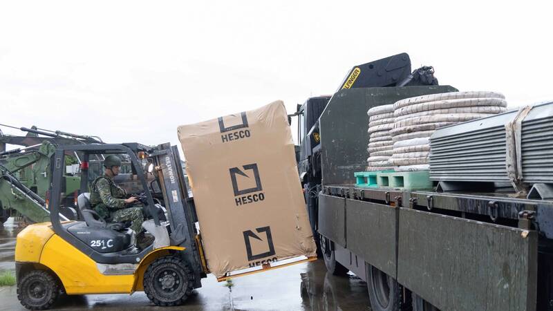 隸屬第五作戰區的52工兵群今（10）日實施預屯整備。圖中堆高機搬運的裝備，即為本次首度投入漢光演習的HESCO艾斯科防禦工事。（軍聞社提供）