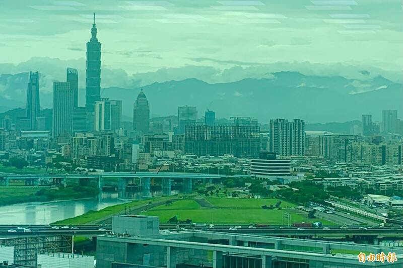 空軍防空飛彈旅愛國者連今（11）日中午聞令機動，模擬重要基地及松山機場遭中國飛彈攻擊，派出一輛雷達車、兩輛飛彈發射車，放列於機場東面的河濱公園，緊鄰松山基地指揮部，演練關鍵基礎設施防護。（記者陳治程攝）