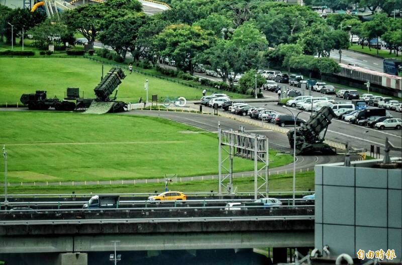 漢光演習第三天，愛國者飛彈發射車在台北松山機場東面河濱公園進行放列部署，模擬重要目標應援，待命攔截解放軍進犯威脅。（記者鹿俊為攝）
