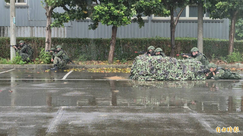 為驗證後備動員能量，國防部今天發布「同心35號」演習動員召集令。圖為206旅戰支連召員們11日在雨勢中進行臨戰訓練。（資料照，記者周敏鴻攝）