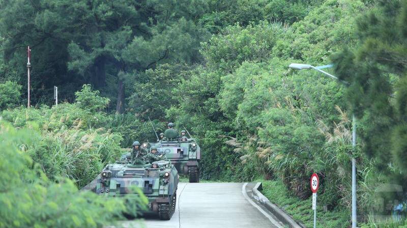 馬防部今天模擬海淡廠遭敵特工滲透、破壞，防區派遣CM21裝甲運兵車及官兵自戰力保存位置實施戰術機動，以空包彈模擬真實戰場環境，驗證官兵應變處置能力。（圖：軍聞社丶青年日報提供）