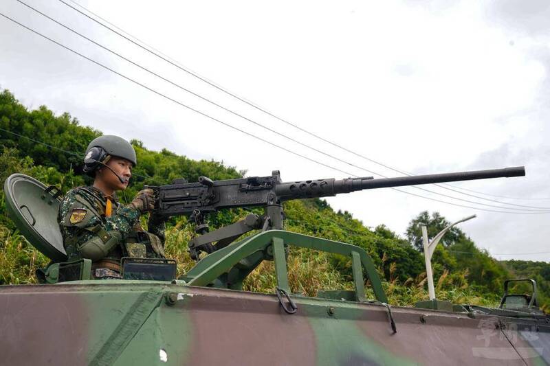 甲車射擊士於重要設施外實施警戒。（圖：軍聞社丶青年日報提供）