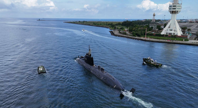 潛艦海鯤號完成第三次海測後，進入乾塢檢整。圖為海鯤號出港海測。（台船提供）