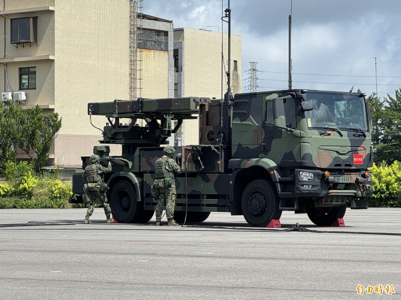 「漢光41號」實兵演習模擬敵方來襲，陸射劍二防空飛彈系統部署應急接戰程序應戰。（記者李容萍攝）