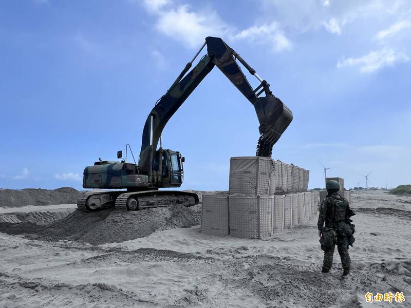 漢光41號演習進入第五天，第五作戰區工兵部隊於台中地區，實施「灘岸暨聯外道路阻絕」，國軍官兵操作機具，建置艾斯科（HESCO）防禦工事。（記者廖耀東攝
