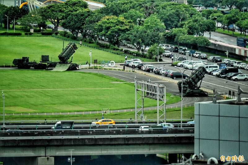 國軍所屬愛國者飛彈持續部署於台北市松山機場旁基隆河濱公園一帶。（資料照，記者鹿俊為攝）