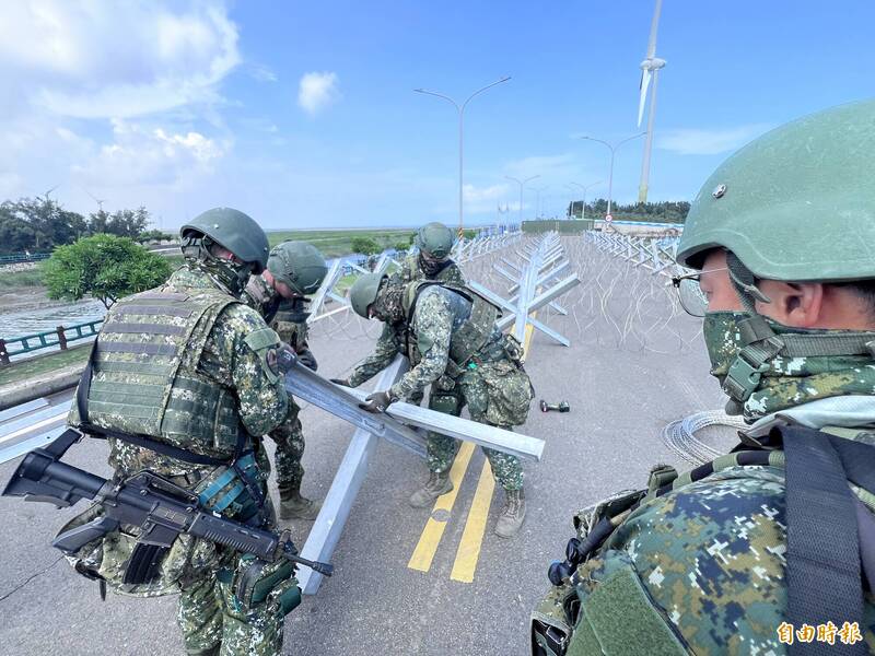 國軍第五作戰區工兵部隊架設防禦工事。（記者廖耀東攝）
