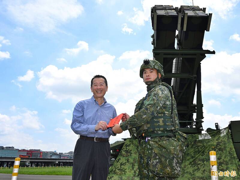 漢光演習今邁入第5天，8組愛國者飛彈車11日就進駐松山機場及大直周邊地區部署，由於鄰近松山機場及國防部等機關，國防部長顧立雄也親赴現場慰問官兵，了解愛國者飛彈部隊責任區及作戰任務，並致贈官兵加菜金。（記者陳逸寬攝）