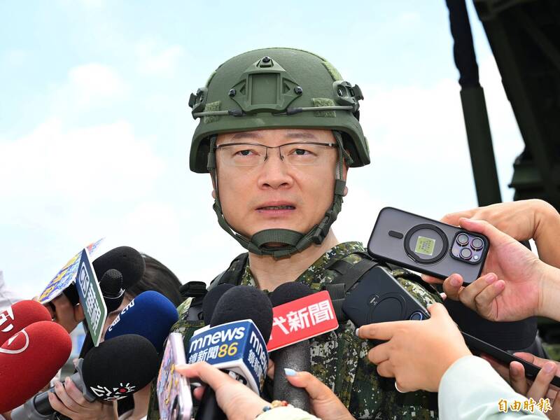 本月8日國軍啟動為期10天9夜的漢光41號實兵演習，期間卻發生多起國軍車禍意外，對此，國防部政務辦公室主任兼發言人孫立方中將表示，部長對於官兵發生受傷的狀況非常關心，且任何官兵受損的情況都不是國軍期待，但戰備訓練工作本有高度危險性。（記者陳逸寬攝）