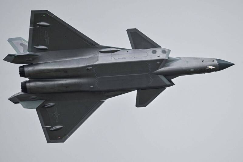 中國殲-20戰機遭吹噓與美國F-22、F-35具有同等戰力。（法新社檔案照）