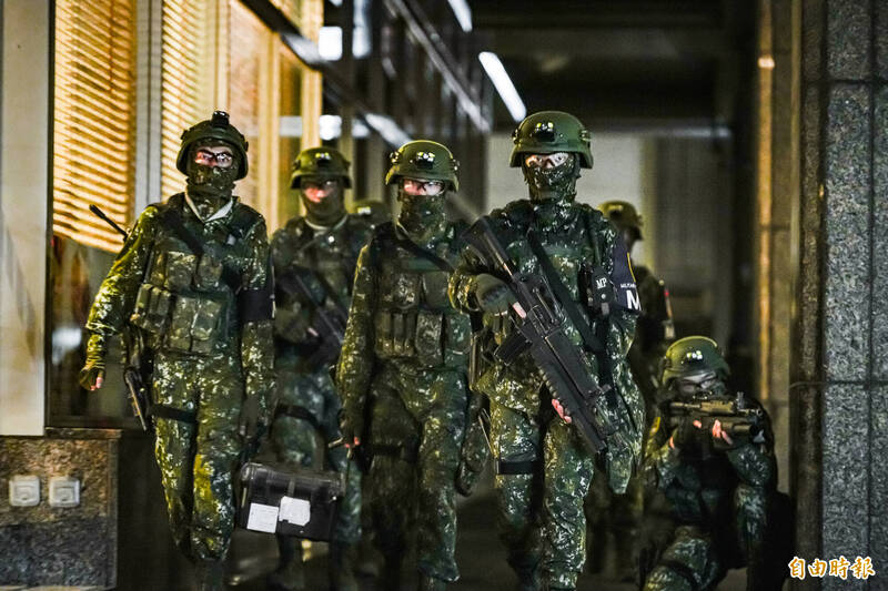 機動官兵利用市區騎樓掩護行動，前往捷運站及戰術位置。（記者劉宇捷攝）