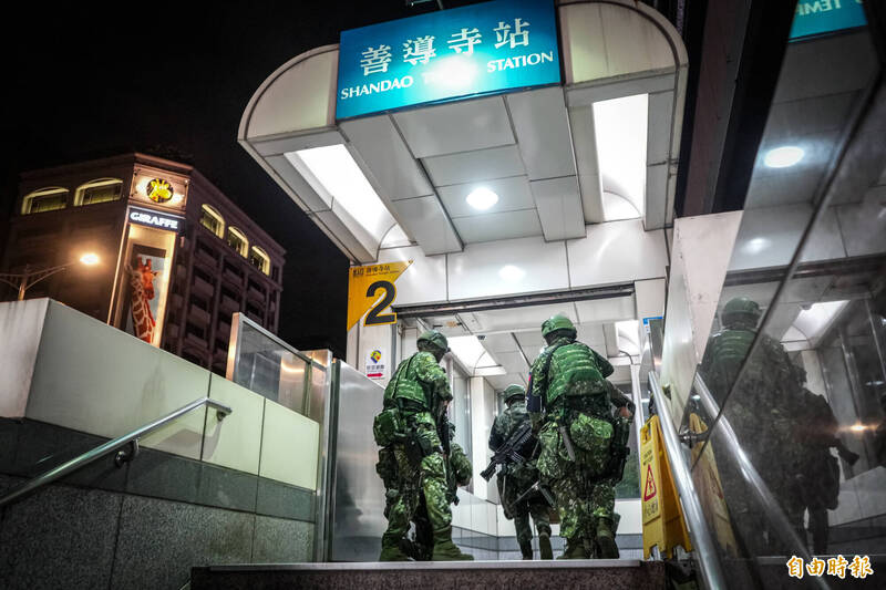 憲兵官兵於捷運善導寺站進站，準備往萬華移動。（記者劉宇捷攝）