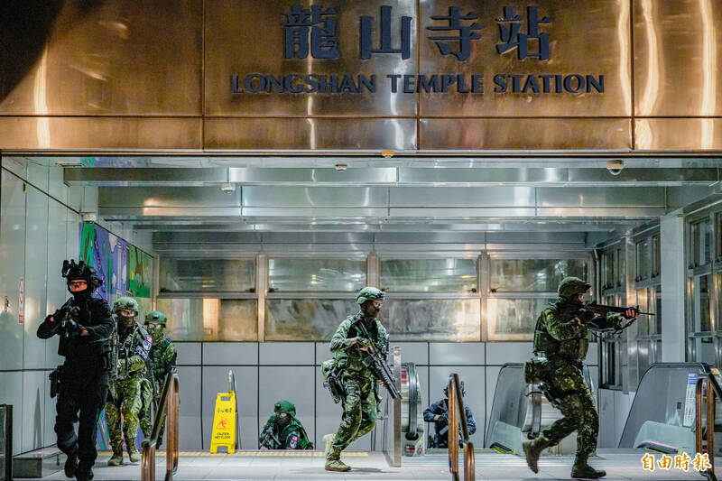 參與機動的憲兵官兵從捷運龍山寺站魚貫而出，並迅速往戰術位置移動。（記者劉宇捷攝）