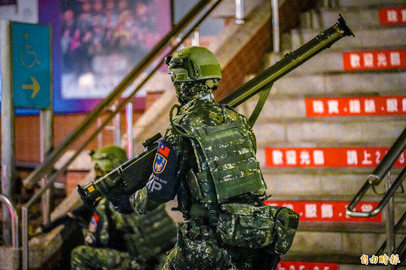 在今日凌晨舉行的憲兵捷運機動中，罕見攜帶了新採購的人攜式「刺針」飛彈上陣，補強小部隊的近程防空能力。（記者劉宇捷攝）