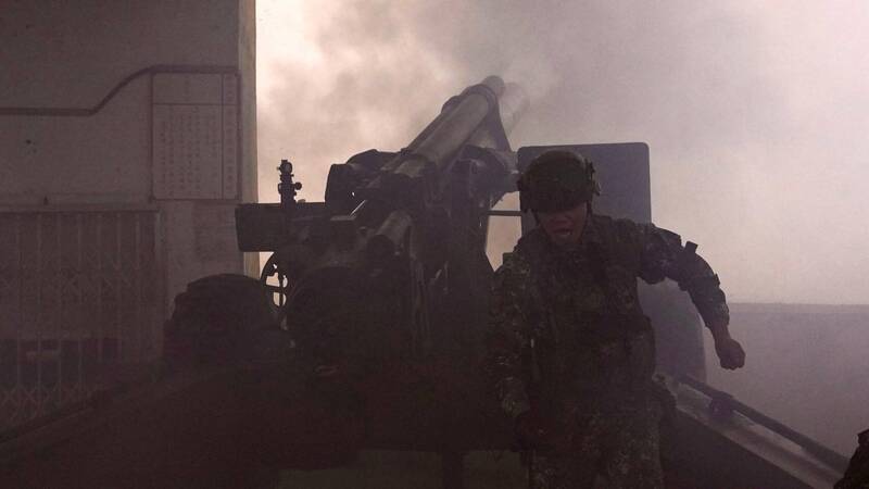 國軍「漢光41號演習」今天登場，圖為馬防部155榴砲對敵船實施火力打擊。（圖為馬防部提供）
