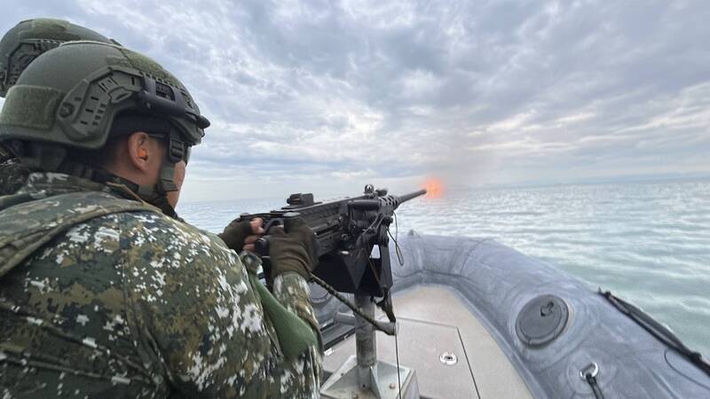 國軍「漢光41號演習」今天登場，圖為馬防部兩棲連官兵在成功艇上，依令實施火力壓制。（圖為馬防部提供）