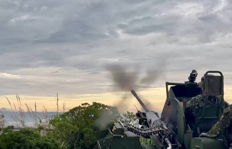 國軍「漢光41號演習」今天登場，圖為馬防部官兵以20機槍實施火力壓制。（圖為馬防部提供）