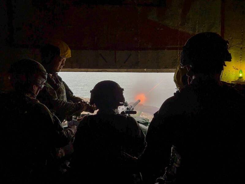 國軍「漢光41號演習」今天登場，圖為馬防部官兵在據點內，以50機槍對敵人實施射擊。（圖為馬防部提供）