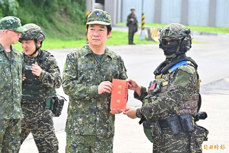 總統賴清德（中）頒發加菜金慰勉海軍官兵。（記者李惠洲攝）