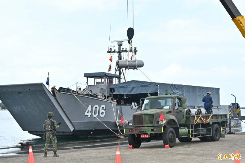 海軍在合字號登陸艇裝載水雷。（記者李惠洲攝）