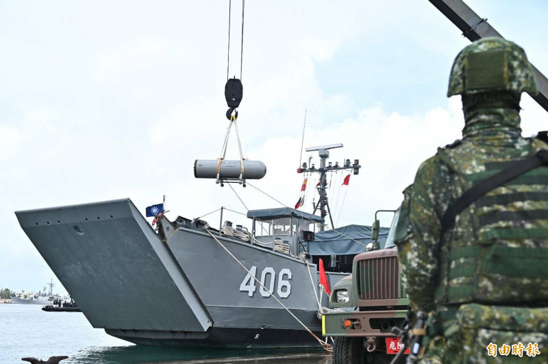 海軍裝載水雷至合字號登陸艇。（記者李惠洲攝）