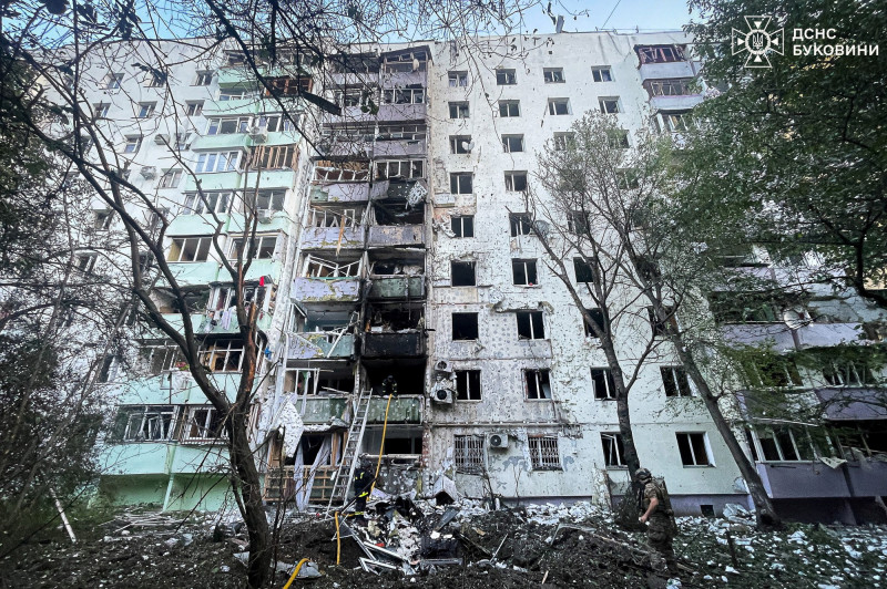 烏克蘭西部切爾諾夫策州一處公寓大樓12日遭俄軍空襲。（路透）
