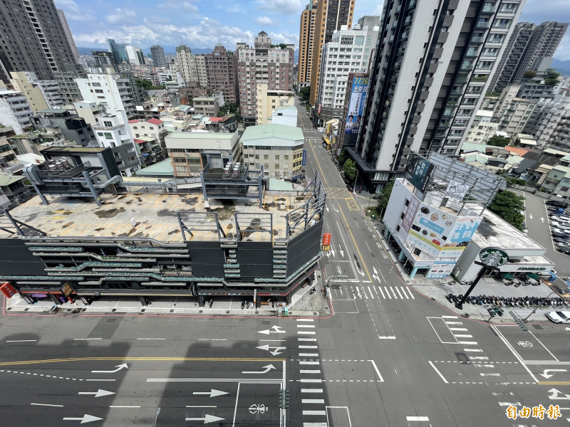 台中配合城鎮韌性演習防空演練，原車水馬龍的街道瞬間淨空。（記者蘇孟娟攝）