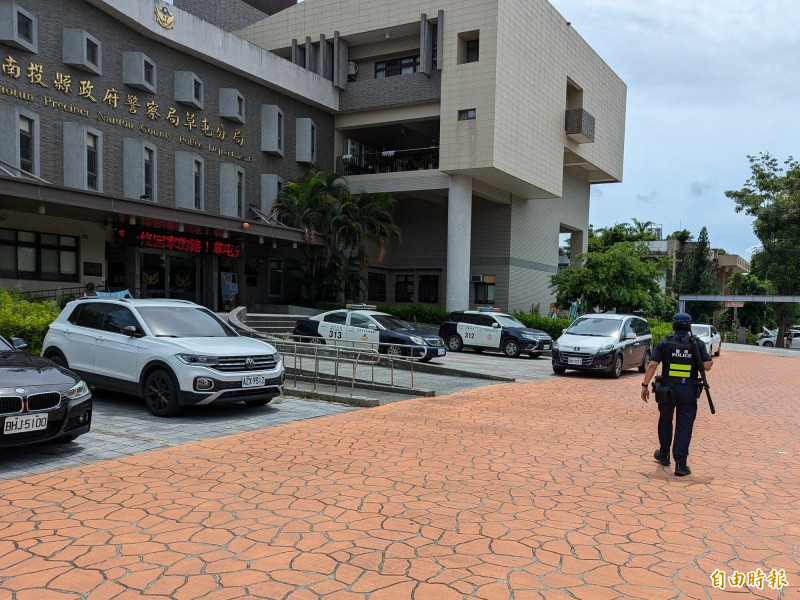 城鎮韌性演習在南投登場，草屯警分局派出持長槍的員警戍守據點。（記者劉濱銓攝）