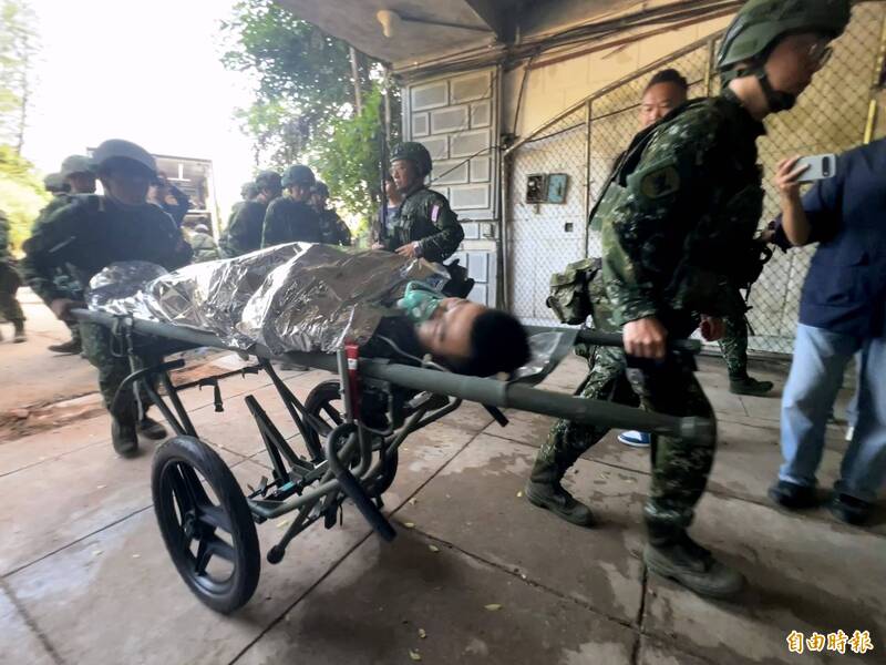金防部支援營醫療連在「花崗石醫院」實施戰傷救護與大量傷患後送演練。（記者吳正庭攝）